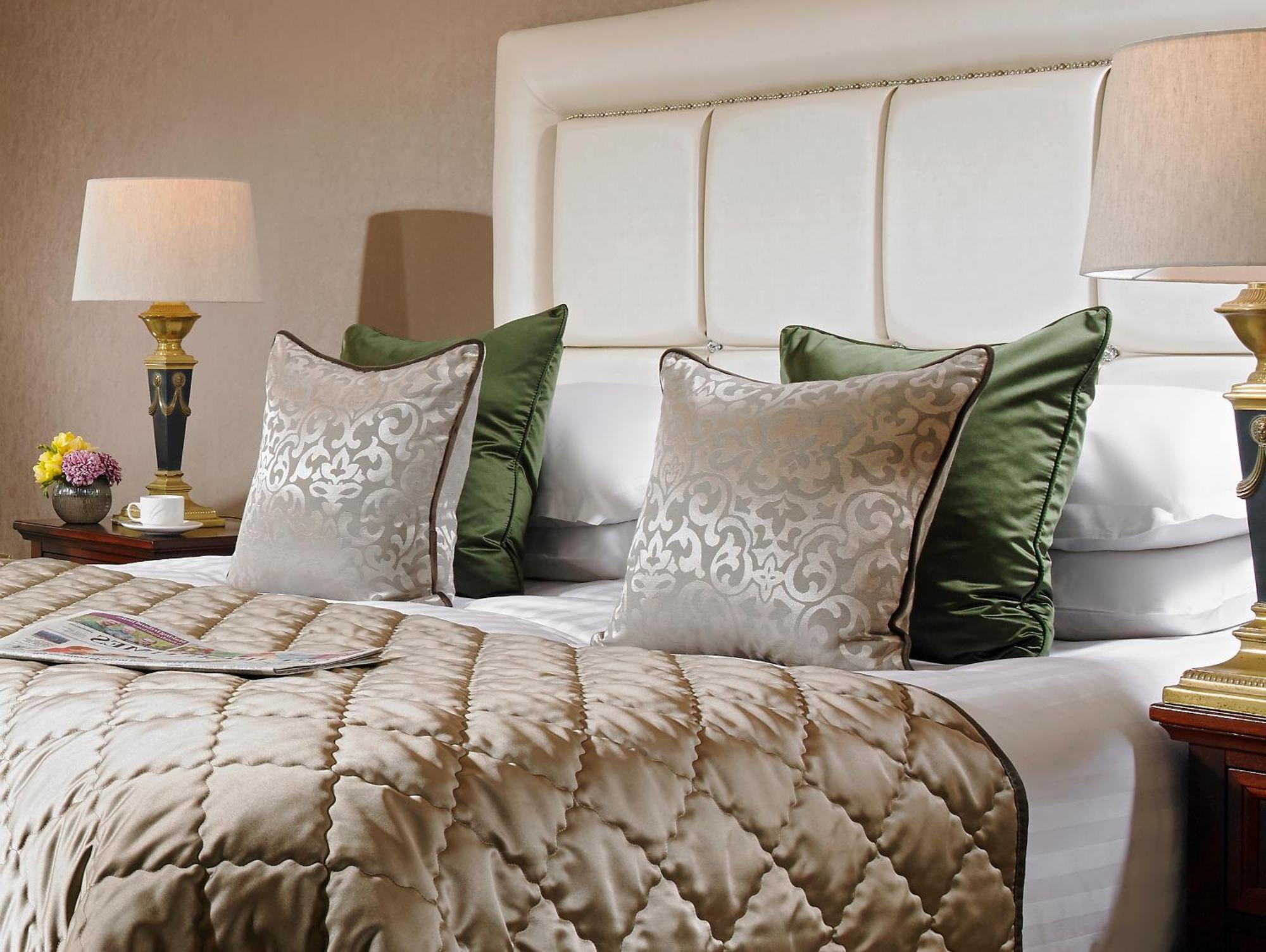 Muckross Park Hotel & Spa Kilclogherane Room photo A bed with cushions